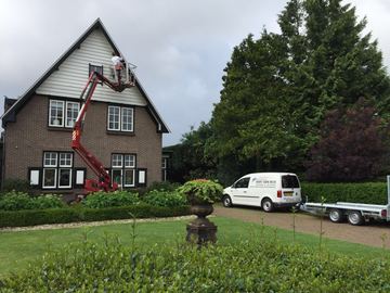 Hoogwerker op hoogte schilderwerk