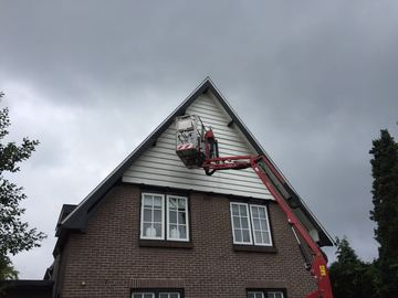 Hoogwerker puntgevel afwassen reinigen